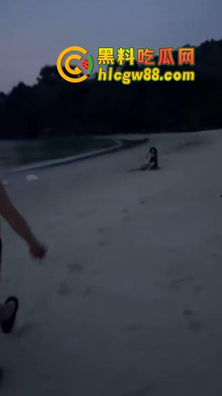 越南网黄『奥利安』岘港海滩操场完成任务,电动骚马达榨大哥屌汁炸沙,速操收米回去继续播!