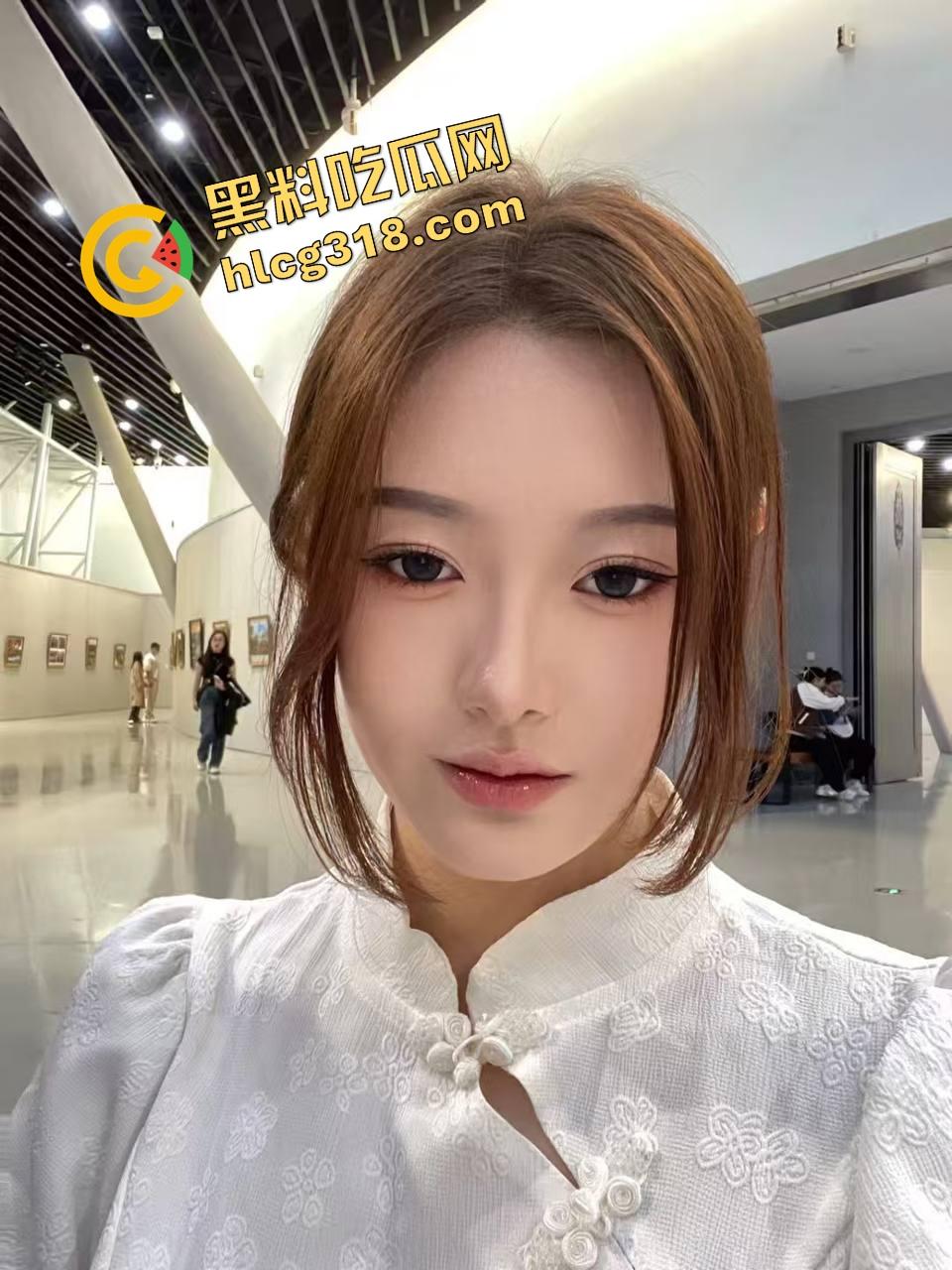 这他妈什么新花样?三级片都不敢这么拍,第一次见有人全裸趴公堂挨打,还他妈打得这么骚!