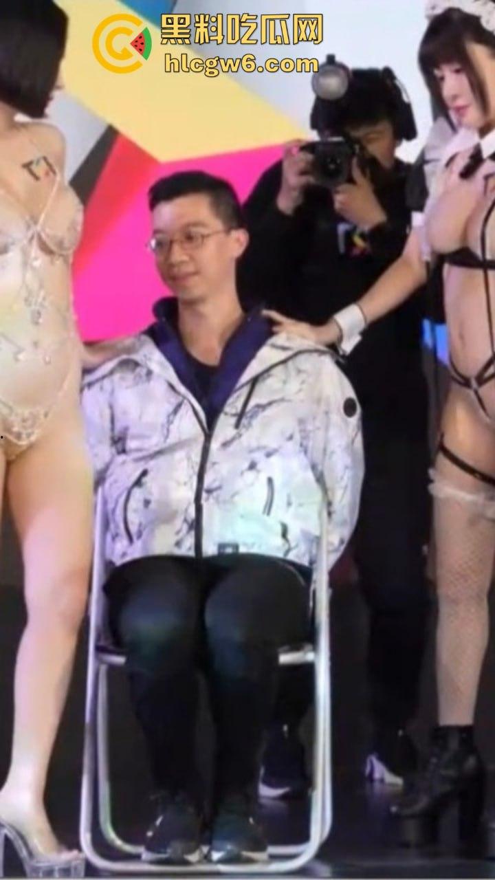 台湾成人展太敢玩,两大女优现场狂骑男粉丝,坐腿上贴身调情,高清镜头拍到压枪都快hold不住了!
