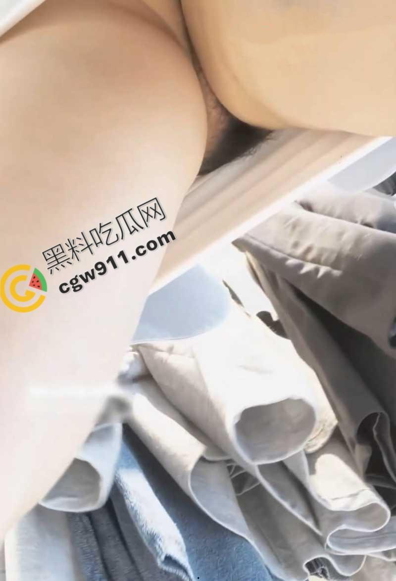 顶级偷拍精选!美艳骚妇真空美腿火辣躁动,嫩穴翘臀,刺激无比,欲火难耐!