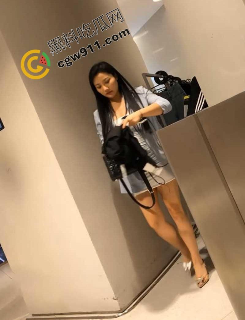 顶级偷拍精选!美艳骚妇真空美腿火辣躁动,嫩穴翘臀,刺激无比,欲火难耐!