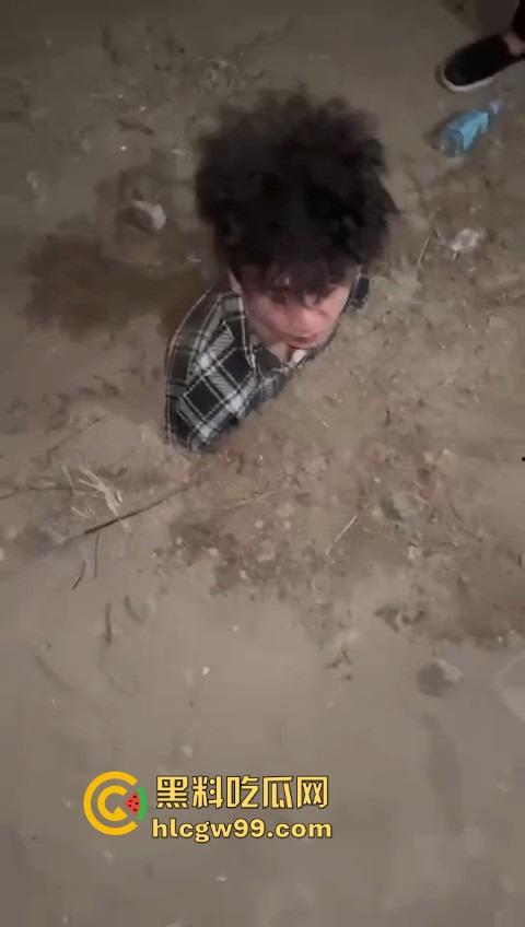 河北精神小伙直接把人埋土里玩活埋,现实版黑社会上演,影视剧诚不欺我,宇将军后继有人!