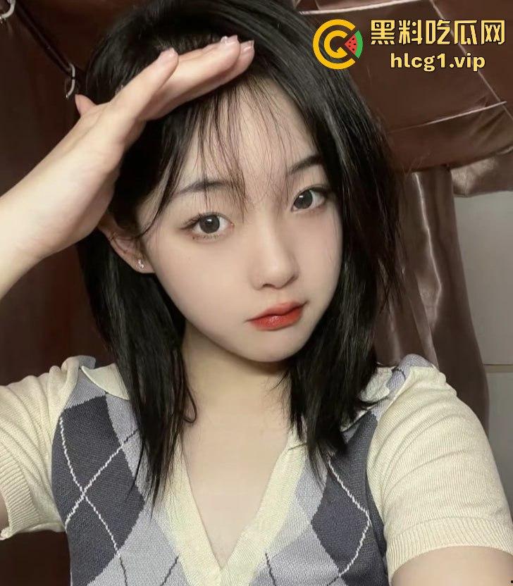 女大学生成了小母狗，逼里塞可乐罐，摇着屁股讨好主人，完全没底线！