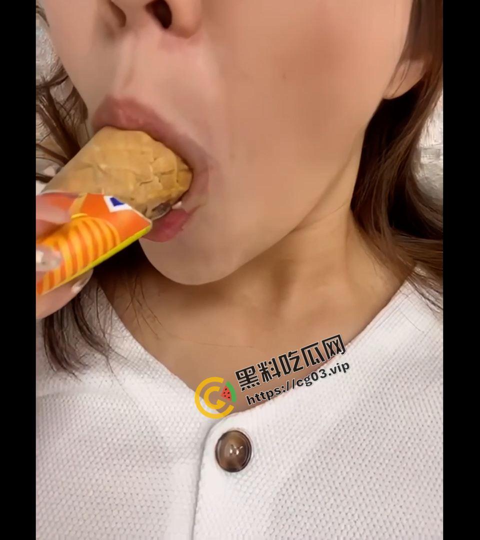 台湾空姐女神ins网红【张嘉欣】kayanyanc 童颜巨乳 舌头灵活的像条蛇 自慰到白浆四射