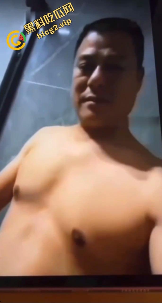 老瓜新吃!小杨哥爸爸深夜聊骚露鸡巴 视频误发业主群 网友直呼辣眼睛