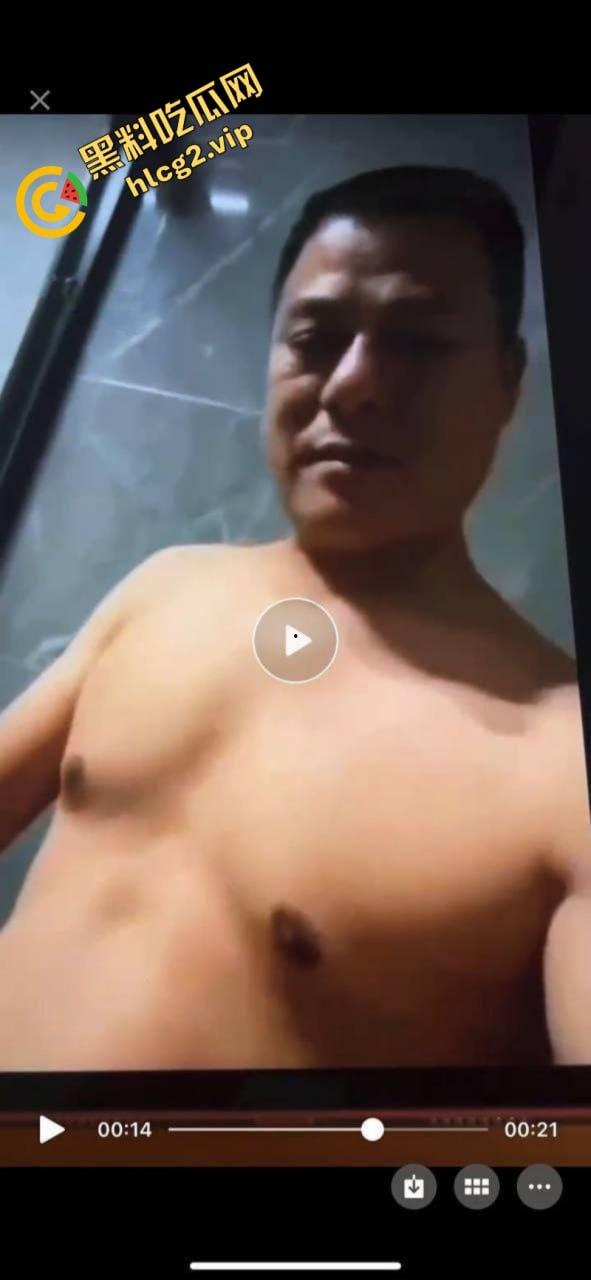 老瓜新吃!小杨哥爸爸深夜聊骚露鸡巴 视频误发业主群 网友直呼辣眼睛