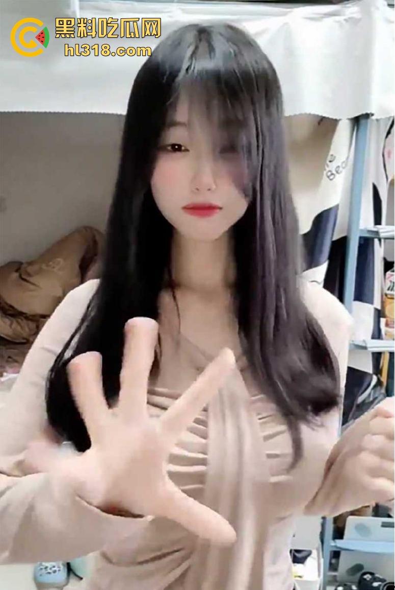 抖音巨乳网红【小宅源】定制福利视频流出,清纯甜妹下小穴却漆黑无比,看着清纯,实则骚逼一枚!