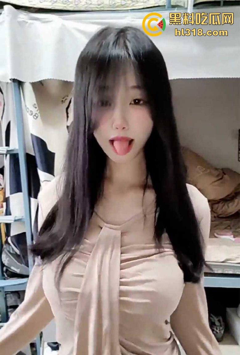 抖音巨乳网红【小宅源】定制福利视频流出,清纯甜妹下小穴却漆黑无比,看着清纯,实则骚逼一枚!