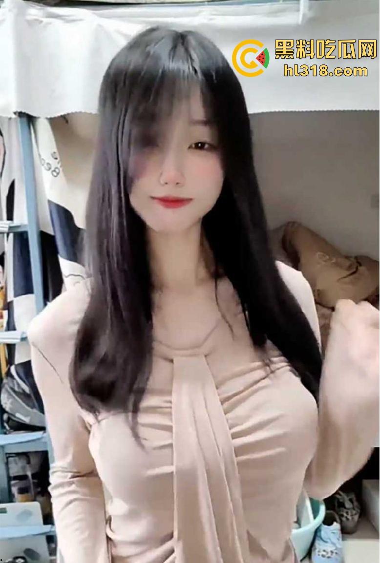 抖音巨乳网红【小宅源】定制福利视频流出,清纯甜妹下小穴却漆黑无比,看着清纯,实则骚逼一枚!