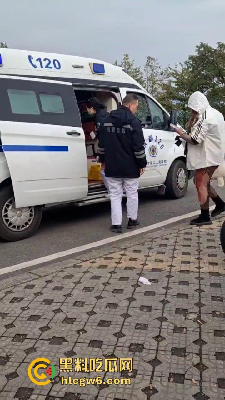 美图秀秀弱爆了 这才是真实磨皮!胖妹装逼压弯失控撞车 黑丝当场爆裂惨遭磨皮 大腿血肉模糊 真是悲惨又丢人!