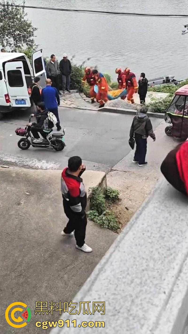 山东滕州荆河路荆河桥,附近打捞出一男子尸体,又是钓鱼佬发现的,疑似上游冲到下游,怀疑是为情自尽!