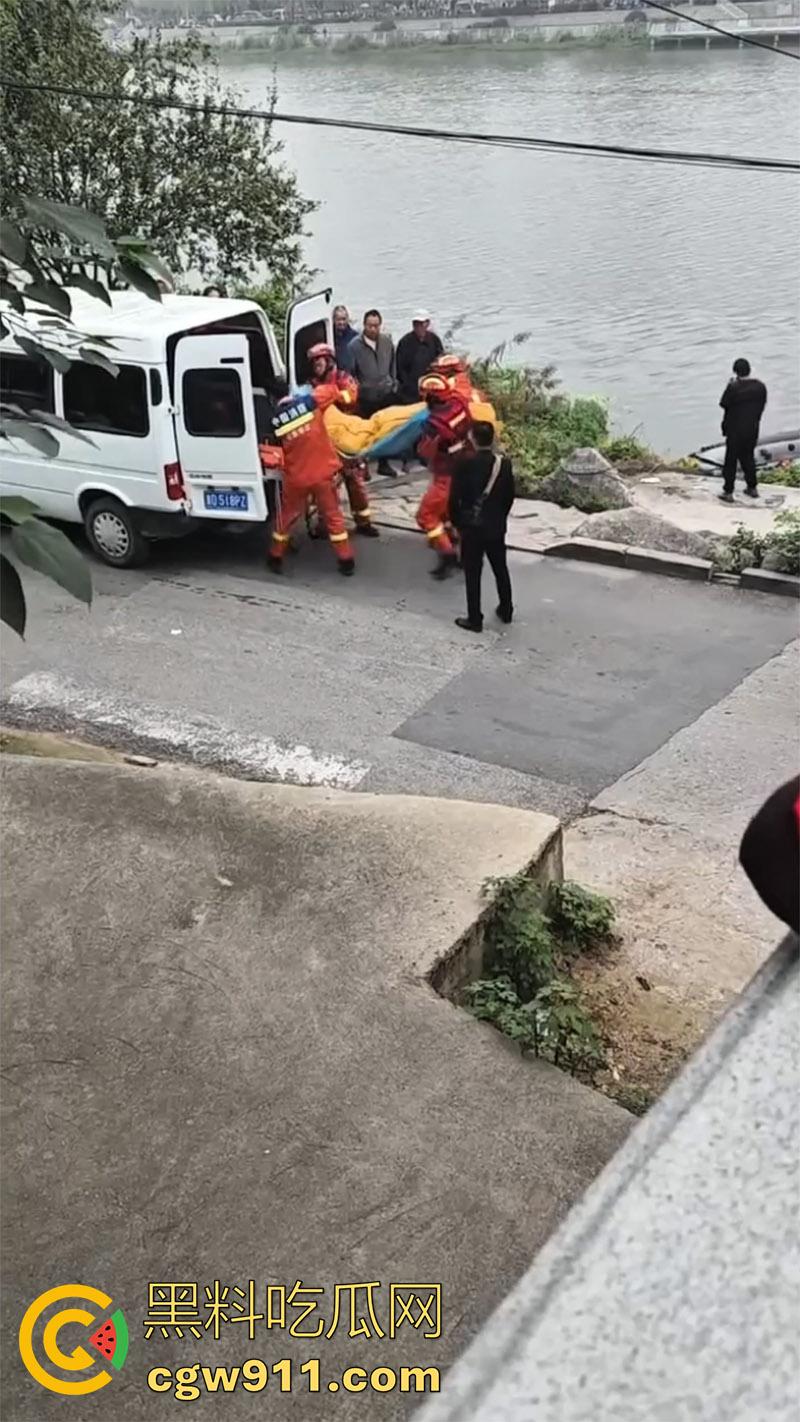 山东滕州荆河路荆河桥,附近打捞出一男子尸体,又是钓鱼佬发现的,疑似上游冲到下游,怀疑是为情自尽!