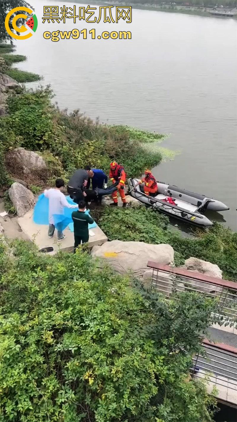 山东滕州荆河路荆河桥,附近打捞出一男子尸体,又是钓鱼佬发现的,疑似上游冲到下游,怀疑是为情自尽!