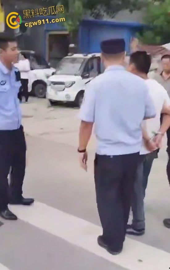 海南小仙女远嫁河南,遭家暴男拿刀砍,抖音曝光血腥婚姻噩梦,离婚前被虐到鼻青脸肿,报警求生!