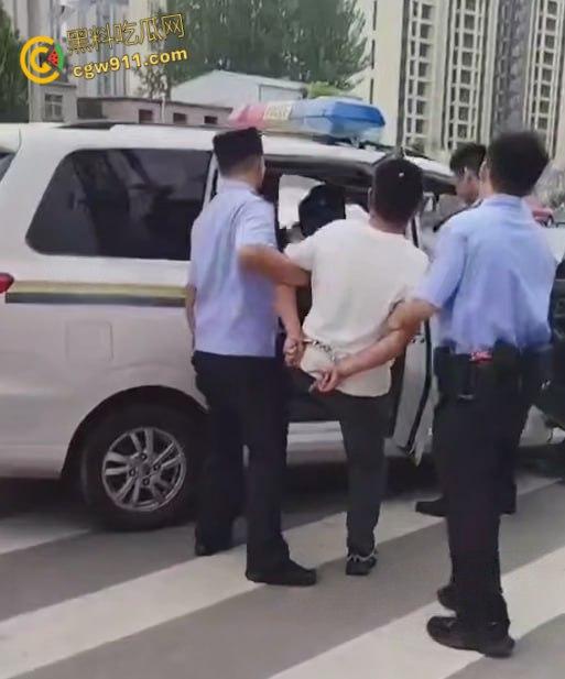 海南小仙女远嫁河南,遭家暴男拿刀砍,抖音曝光血腥婚姻噩梦,离婚前被虐到鼻青脸肿,报警求生!