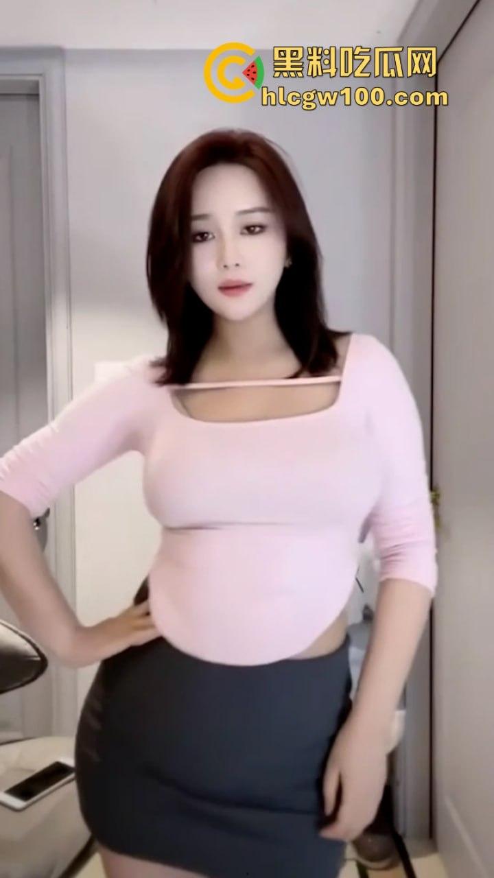 快手百万粉丝巨乳网红【赵肥肥】在网上穿着情趣制服丝袜在镜头前卖弄风骚!