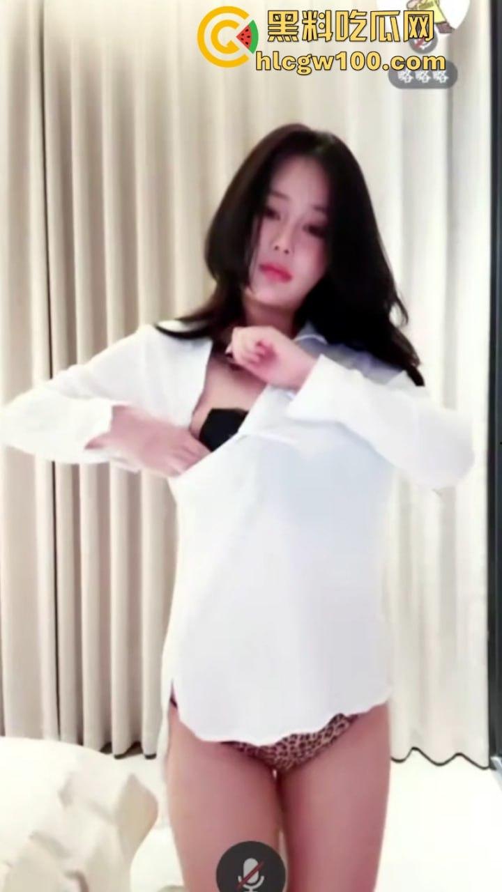 快手百万粉丝巨乳网红【赵肥肥】在网上穿着情趣制服丝袜在镜头前卖弄风骚!