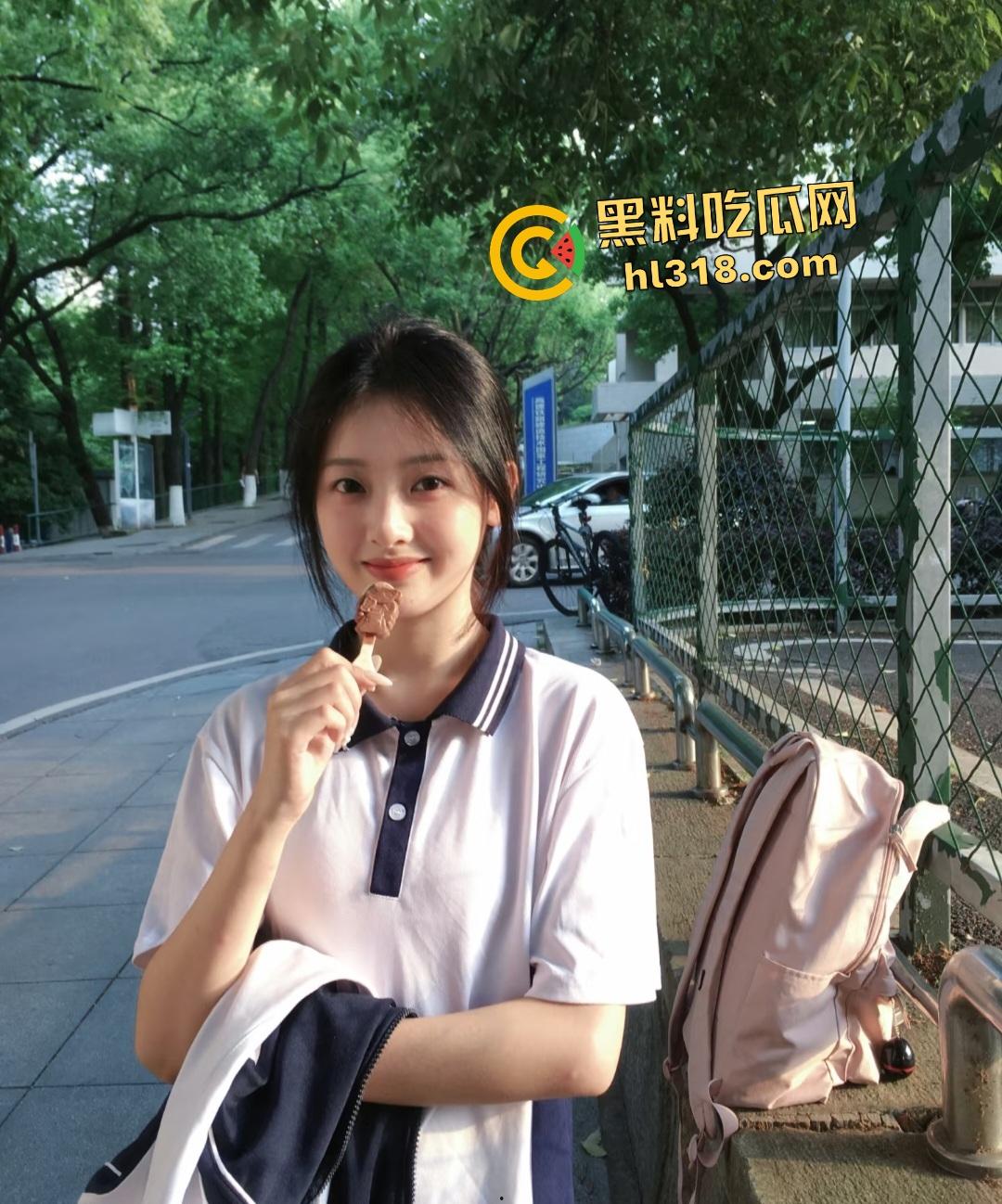 反差骚逼学生在男友车上车震，嬉笑“很有感觉”，豪车内骑乘淫水把座椅都浸湿了，这车还挺管用！