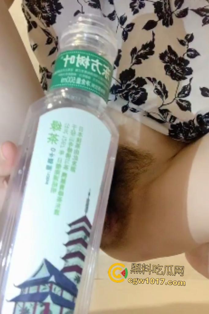 经过人体过滤的东方树叶你喝不喝？生物老师【闵儿】出品饮料，瑜伽裤裹黑丝，翘臀用假阴茎打B！