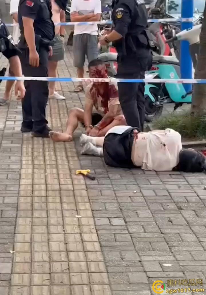 自古奸情出人命,佛山章柃小区已婚少妇偷情被当场抓奸,原配老公直接持刀砍杀两人,街头弥漫着血腥味。