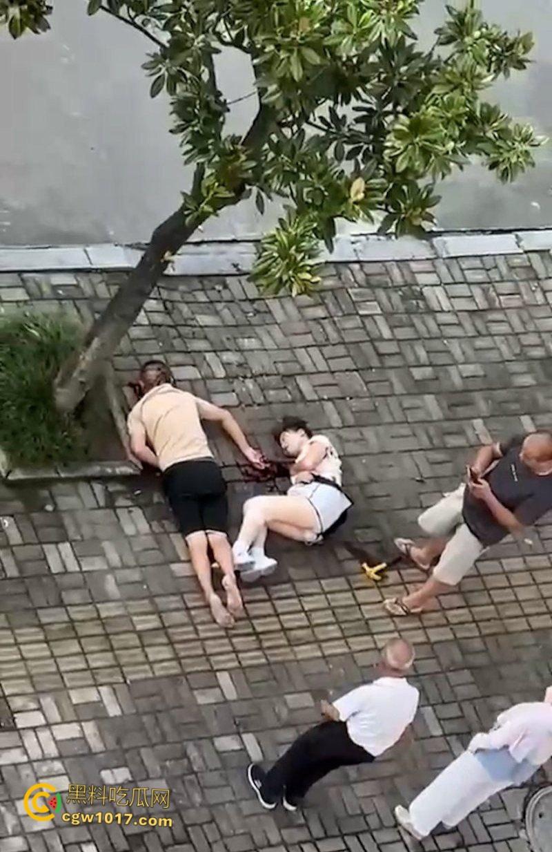 自古奸情出人命,佛山章柃小区已婚少妇偷情被当场抓奸,原配老公直接持刀砍杀两人,街头弥漫着血腥味。