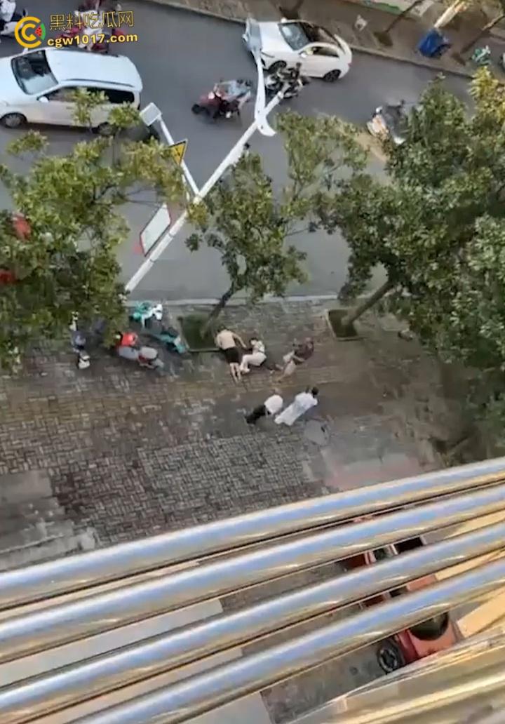 自古奸情出人命,佛山章柃小区已婚少妇偷情被当场抓奸,原配老公直接持刀砍杀两人,街头弥漫着血腥味。