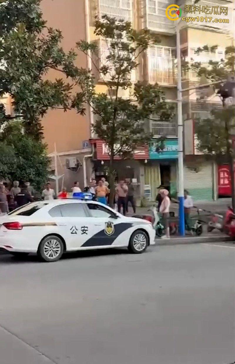 自古奸情出人命,佛山章柃小区已婚少妇偷情被当场抓奸,原配老公直接持刀砍杀两人,街头弥漫着血腥味。