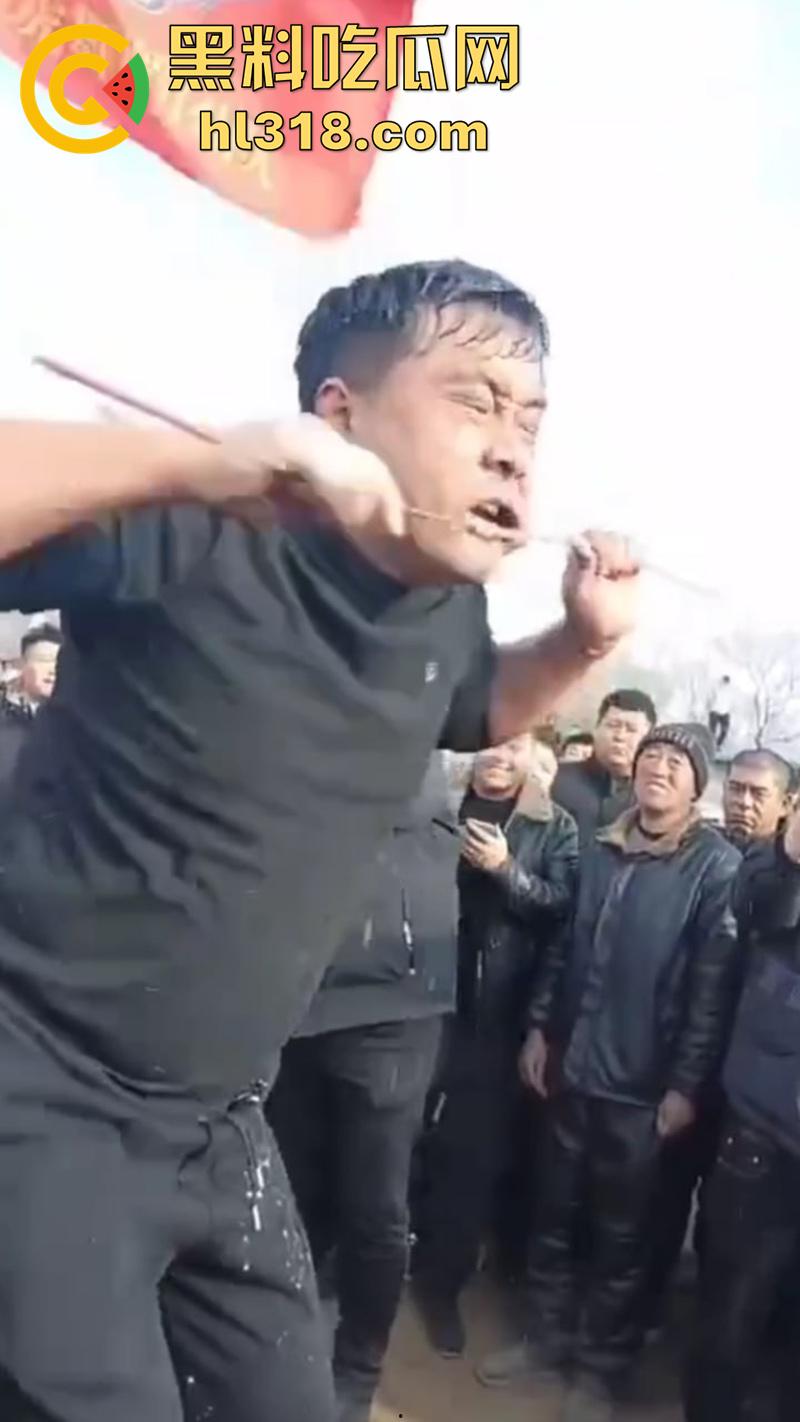 辽宁营口大石桥，对棚低俗表演现场实拍，各种钢针穿刺，铁链穿肉拉伸，玩的真够变态的啊！