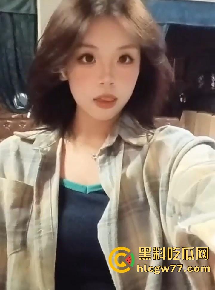 广东肇庆华商学院骚母狗【严宇淇】出轨炮友 前男友将其大量私照泄露，清纯学妹背地竟是鸡巴套子