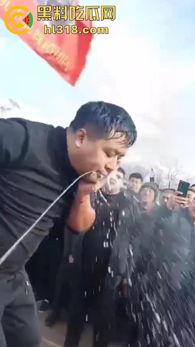 辽宁营口大石桥,对棚低俗表演现场实拍,各种钢针穿刺,铁链穿肉拉伸,玩的真够变态的啊!