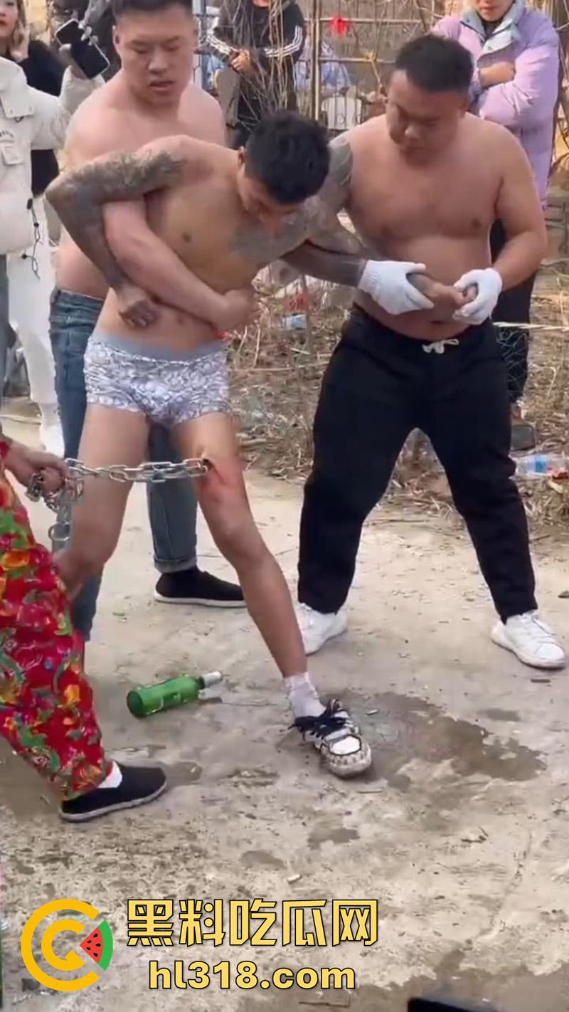 辽宁营口大石桥,对棚低俗表演现场实拍,各种钢针穿刺,铁链穿肉拉伸,玩的真够变态的啊!