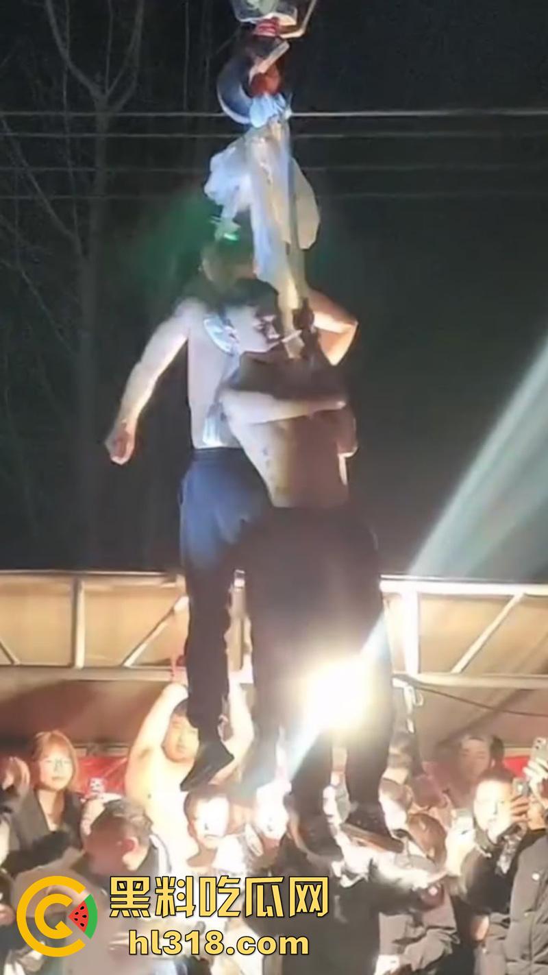 辽宁营口大石桥,对棚低俗表演现场实拍,各种钢针穿刺,铁链穿肉拉伸,玩的真够变态的啊!