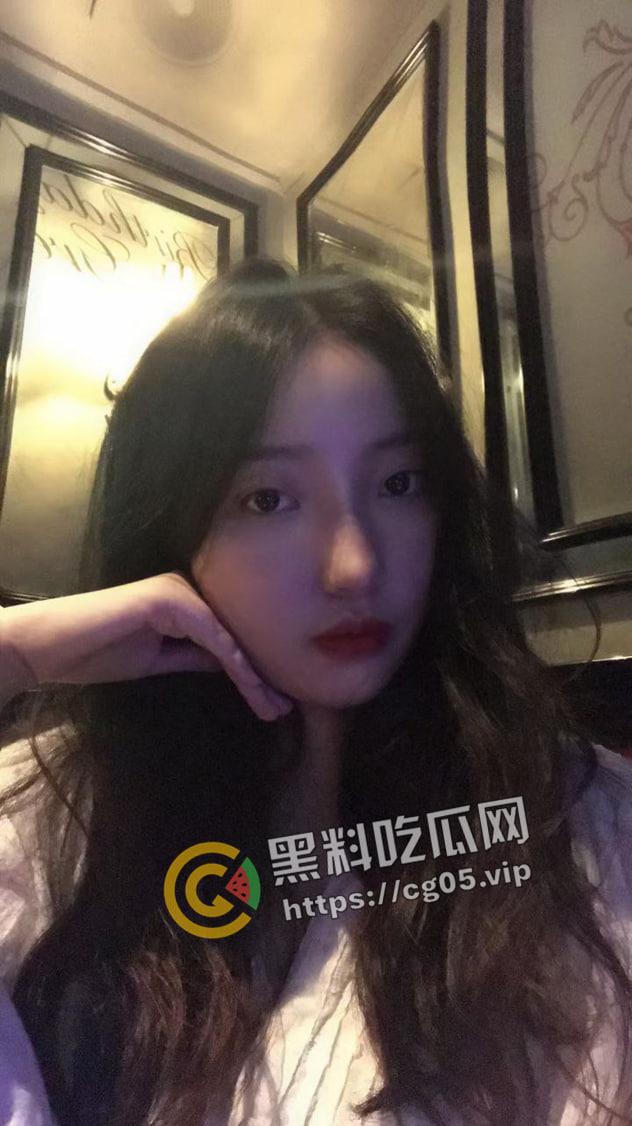 瓜友投稿!自己女神被猪拱了 因爱生恨将其视频流出 甜美妹子被肥猪暴击 惨叫连连