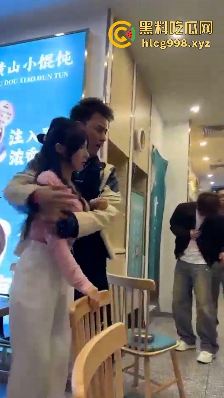 上海俩美女饭店打架下手忒狠 全然不知走光被偷拍 黑衣服这是奶子是真的吗?