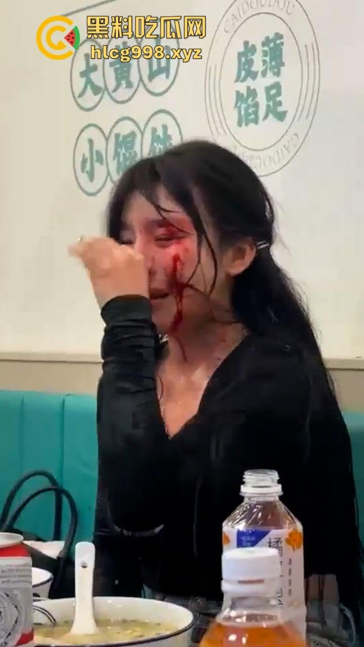 上海俩美女饭店打架下手忒狠 全然不知走光被偷拍 黑衣服这是奶子是真的吗?