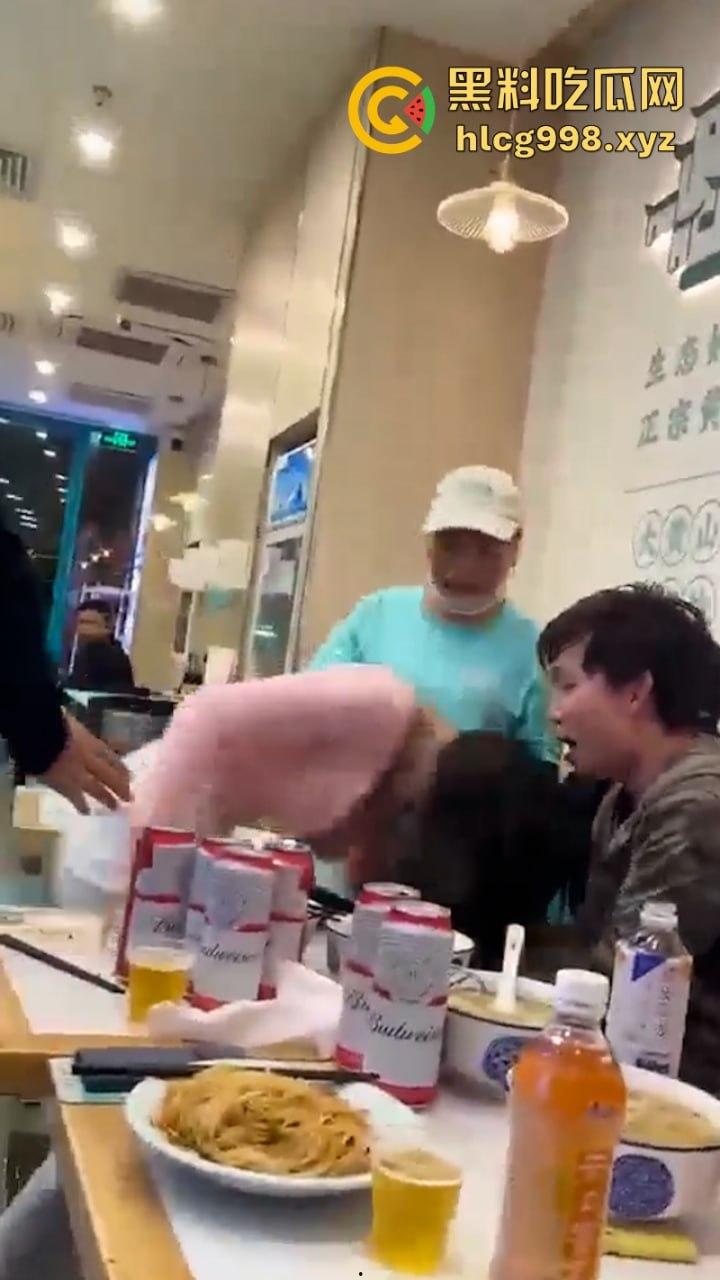 上海俩美女饭店打架下手忒狠 全然不知走光被偷拍 黑衣服这是奶子是真的吗?