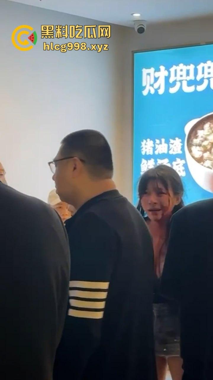 上海俩美女饭店打架下手忒狠 全然不知走光被偷拍 黑衣服这是奶子是真的吗?