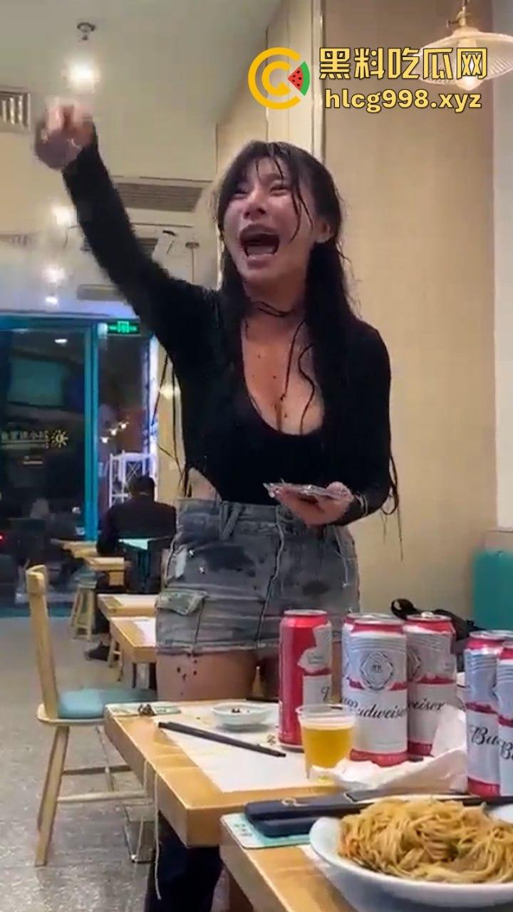 上海俩美女饭店打架下手忒狠 全然不知走光被偷拍 黑衣服这是奶子是真的吗?