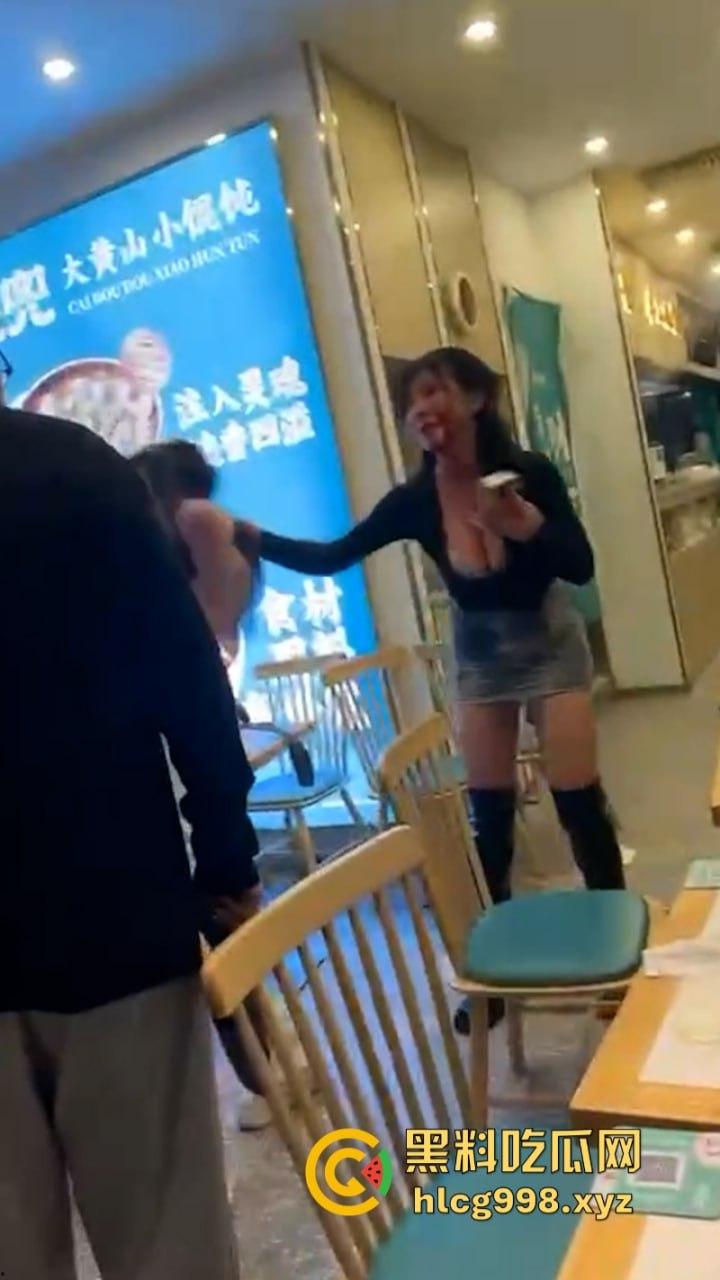 上海俩美女饭店打架下手忒狠 全然不知走光被偷拍 黑衣服这是奶子是真的吗?