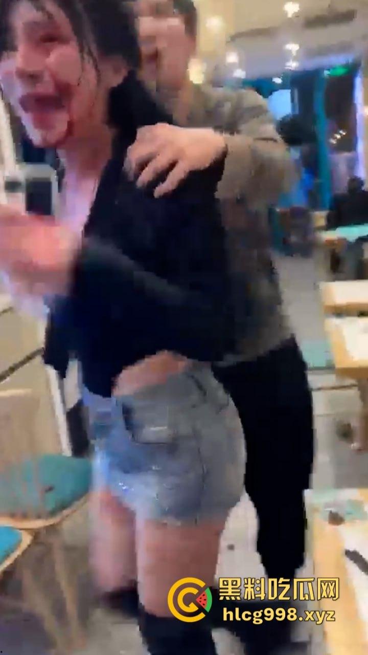上海俩美女饭店打架下手忒狠 全然不知走光被偷拍 黑衣服这是奶子是真的吗?
