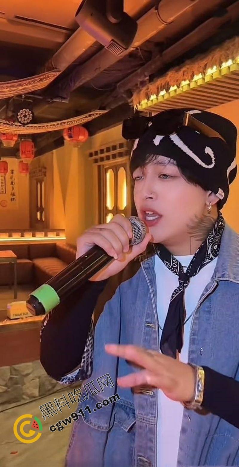 四川民谣歌手【司杜小熊】出轨丑闻!抖音暖男形象崩塌!妻子微信甩出爆炸性爱视频,酒吧老板娘、女客户激情不断,丑态毕露!