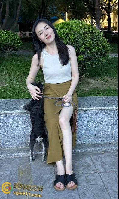 哥哥长期出差，嫂子饥渴难耐制服诱惑，黑丝高跟鞋大长腿，迷人的嫂子把套全丢了，精液塞满粉嫩小穴 ！