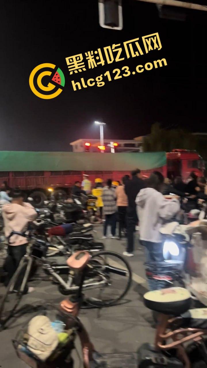 邯郸魏县北环大堵车,疑似挂车司机为伸冤硬堵路,现场一片混乱!