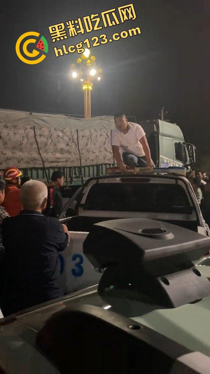 邯郸魏县北环大堵车,疑似挂车司机为伸冤硬堵路,现场一片混乱!