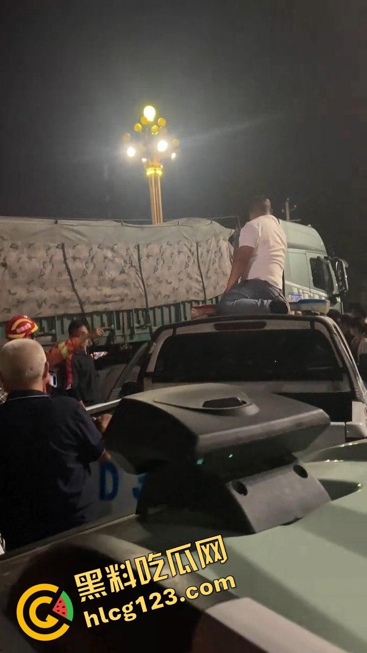 邯郸魏县北环大堵车,疑似挂车司机为伸冤硬堵路,现场一片混乱!