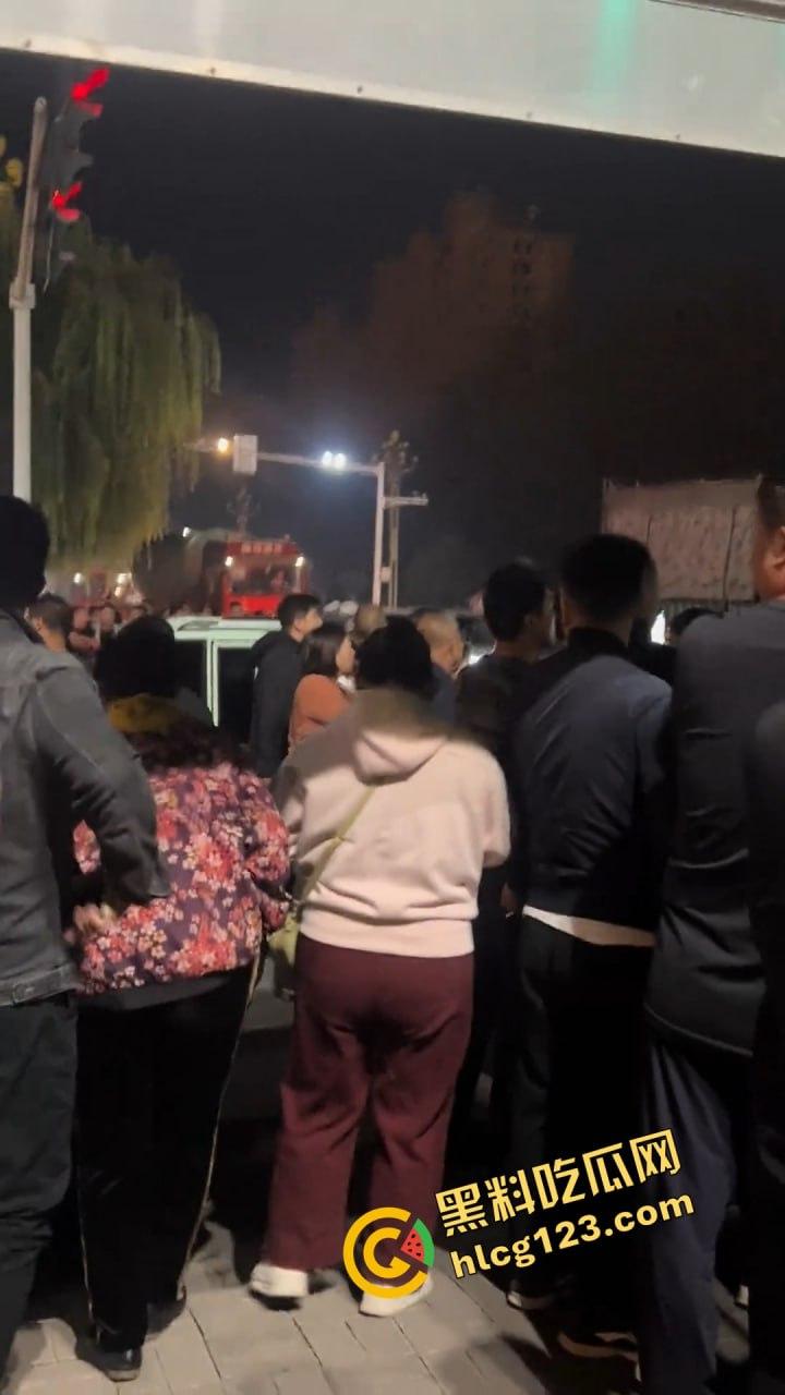 邯郸魏县北环大堵车,疑似挂车司机为伸冤硬堵路,现场一片混乱!