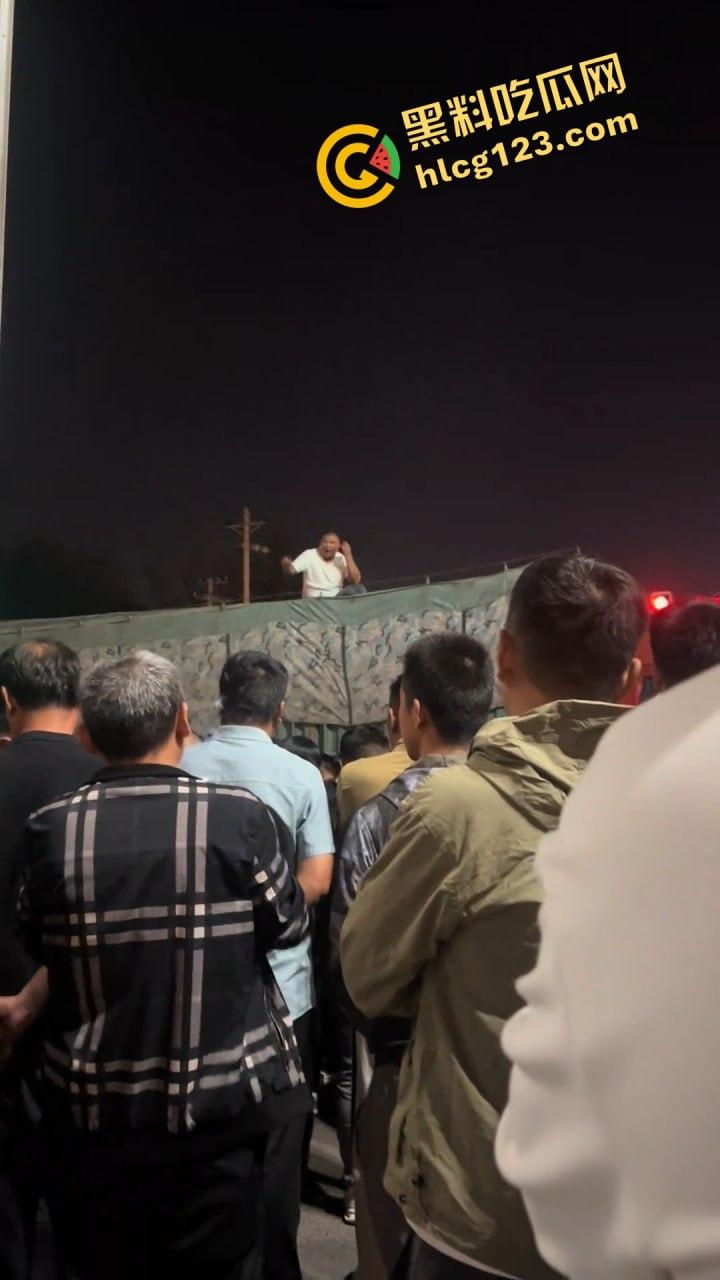 邯郸魏县北环大堵车,疑似挂车司机为伸冤硬堵路,现场一片混乱!