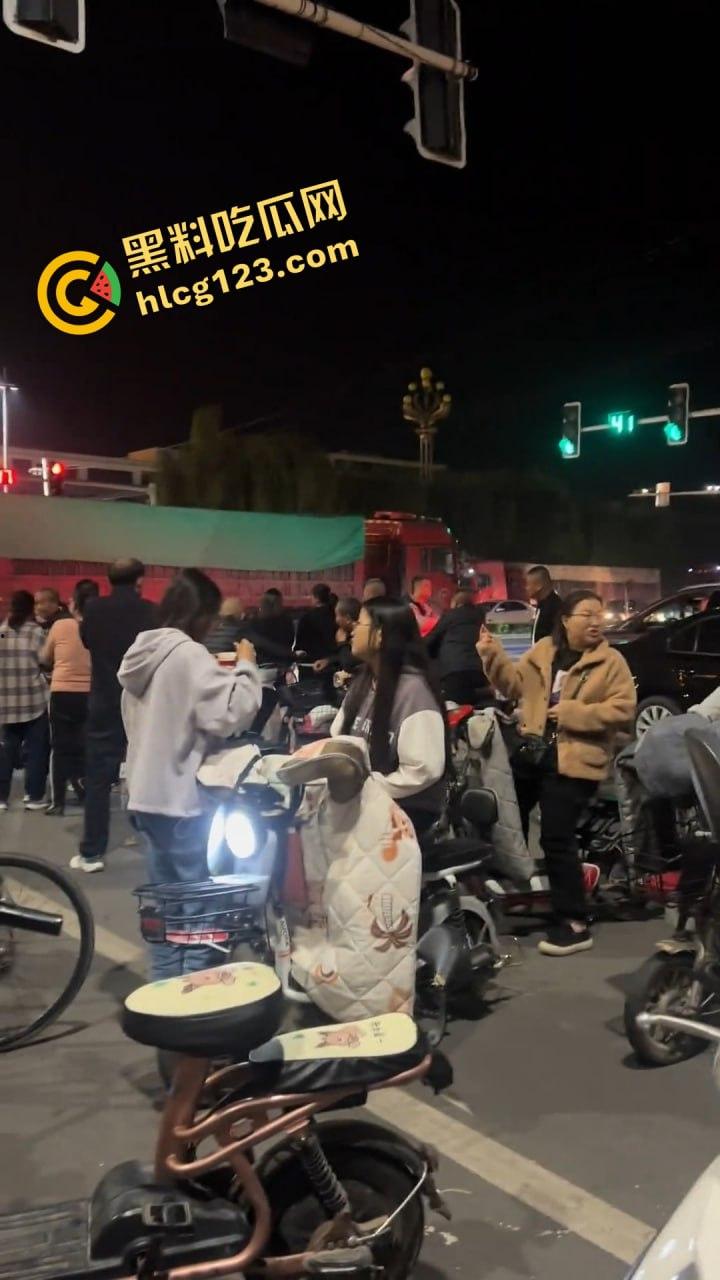 邯郸魏县北环大堵车,疑似挂车司机为伸冤硬堵路,现场一片混乱!