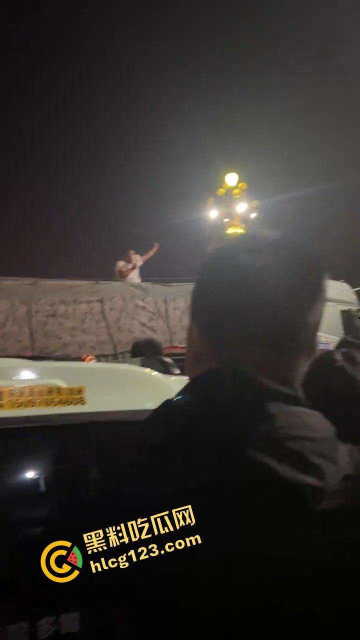 邯郸魏县北环大堵车,疑似挂车司机为伸冤硬堵路,现场一片混乱!