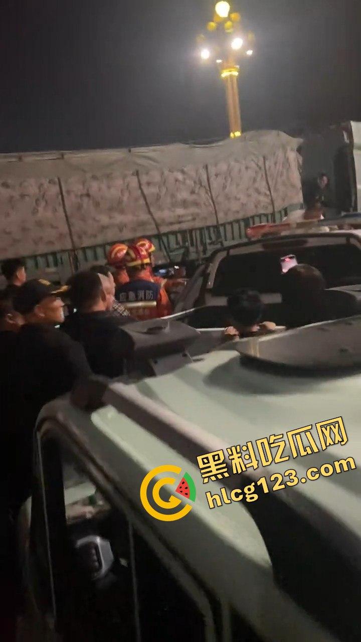 邯郸魏县北环大堵车,疑似挂车司机为伸冤硬堵路,现场一片混乱!